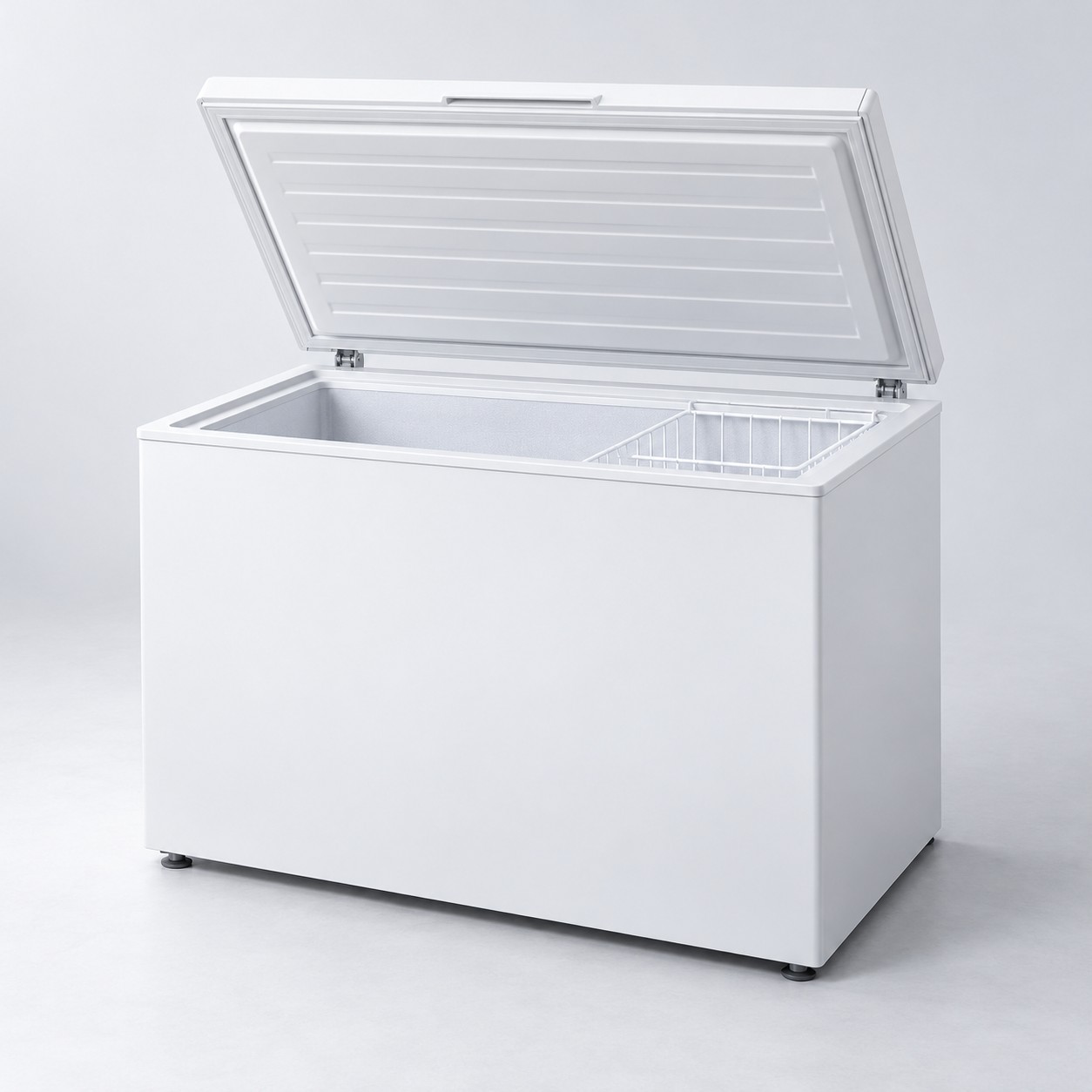 Congeladora horizontal blanca con tapa abierta
